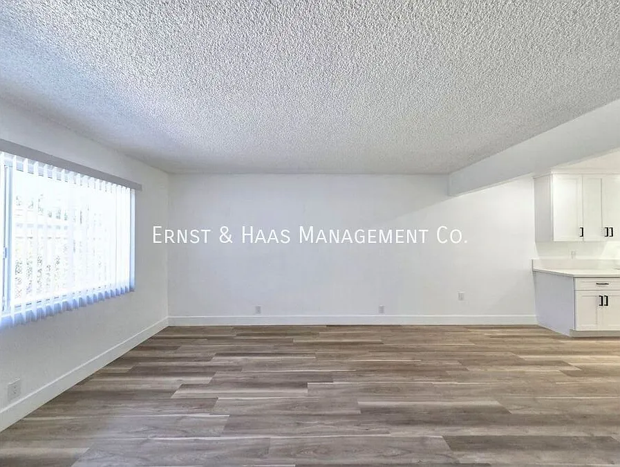 Beautifully Renovated 2-Bedroom Apartment Modern Finishes Throughout! — Photo 3