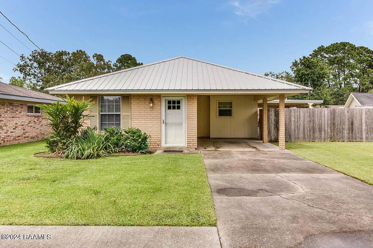 3 bed, 1300 sqft, $1,625 — Photo 1