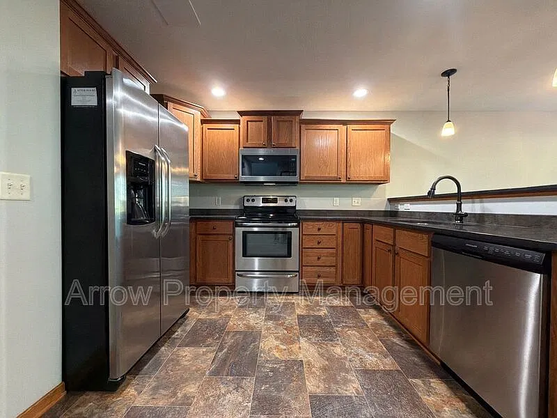 3 bed, 2.5 bath, 1738 sqft, $1,950 — Photo 2