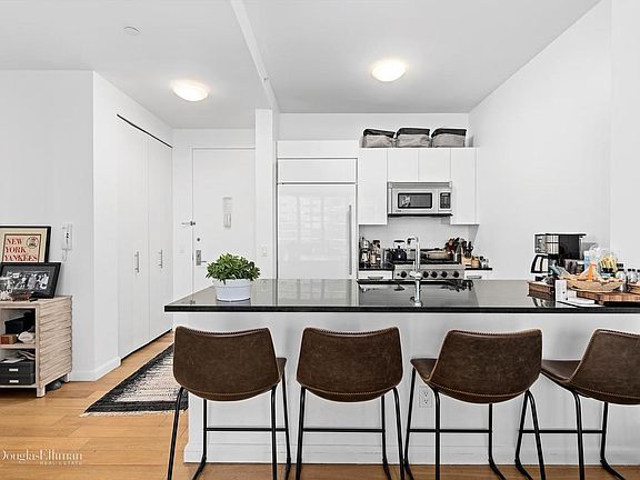 4th image of 4630 Center Blvd APT 1106