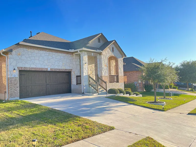 3105 Maurine Dr — Photo 2