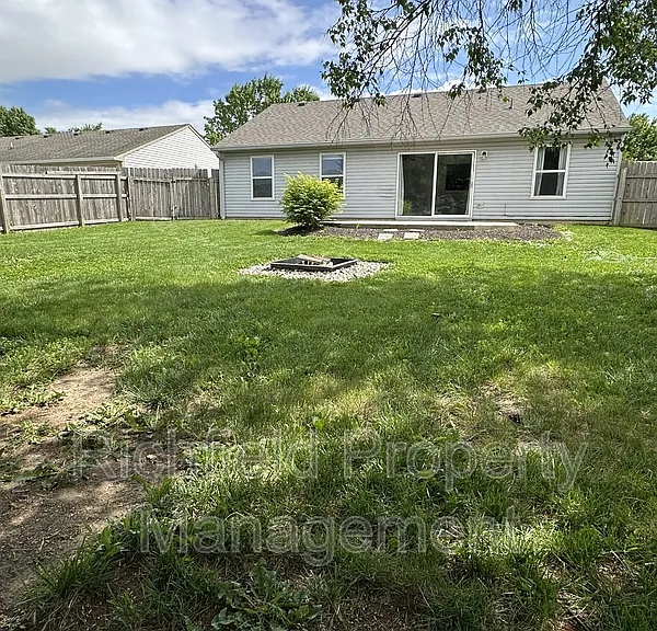 1704 Crimson Ln — Photo 2