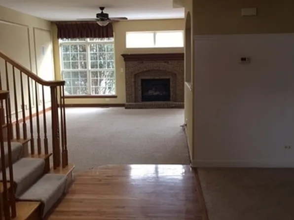 19 Oak Creek Ct, North Aurora, IL 60542