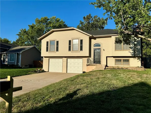 12331 S Locust Cir, Olathe, KS 66062