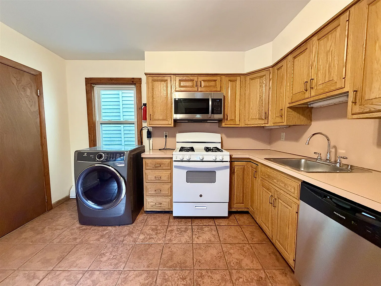4 bed, 1050 sqft, $4,100 — Photo 2