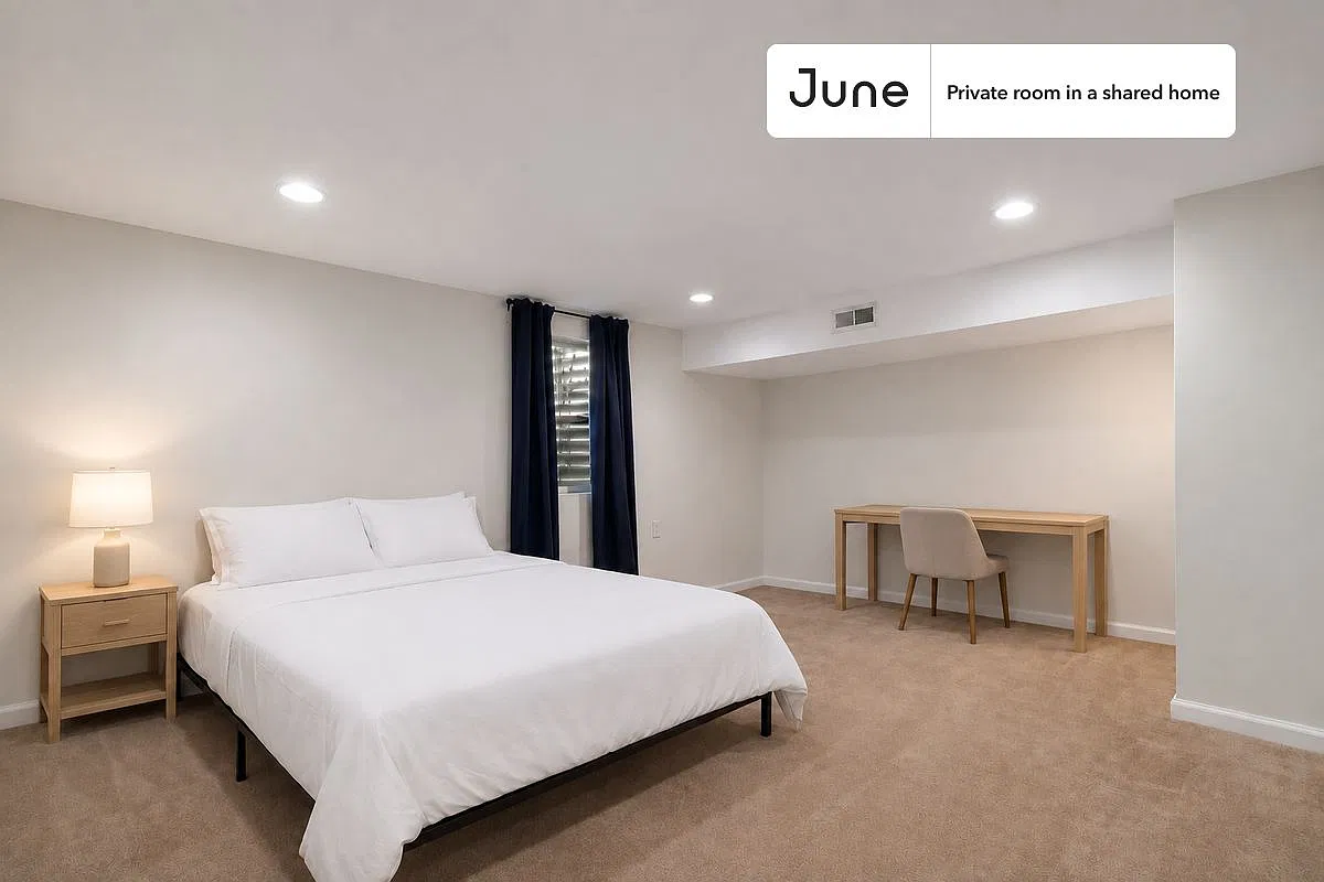 Queen bedroom in 5 bed/2 bath home in Logan Circle #416 BD — Photo 1