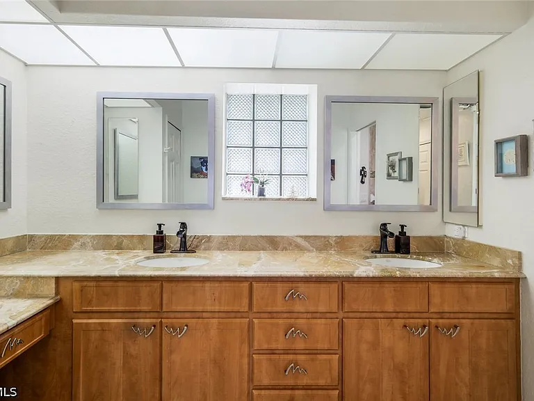 2556 SW 28th Pl — Photo 16