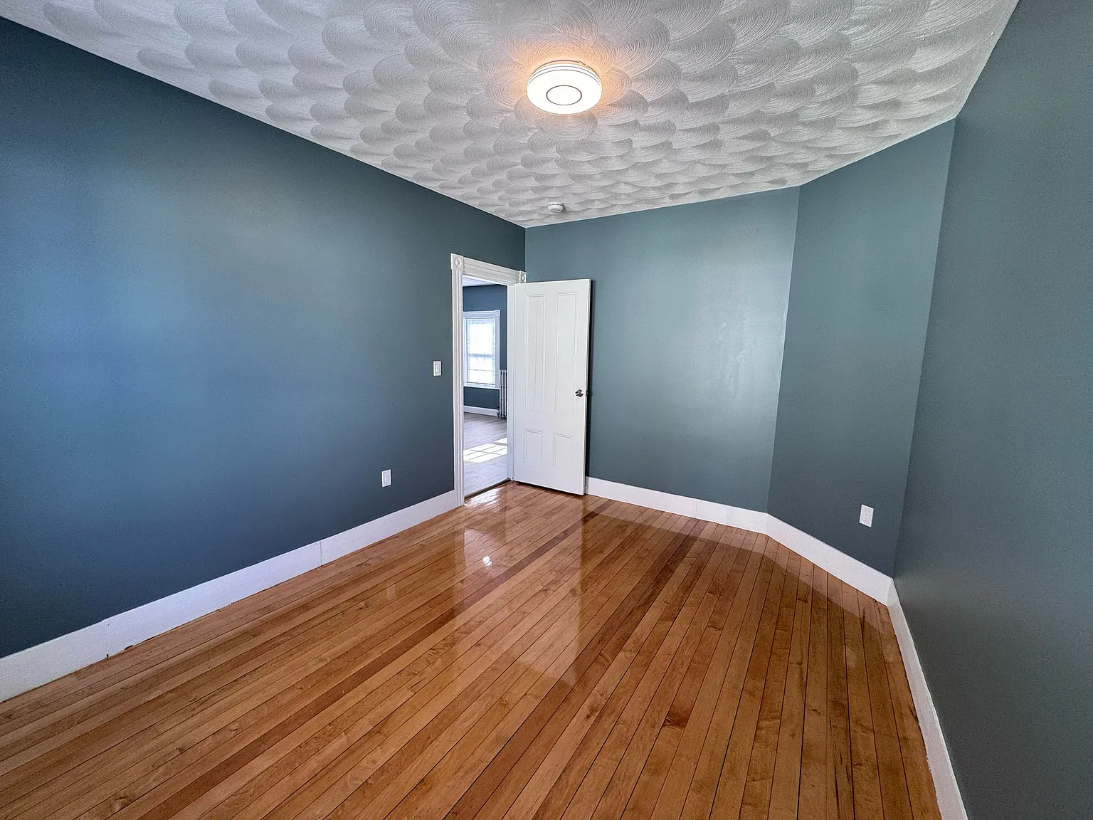 3 bed, 1000 sqft, $2,700 — Photo 3