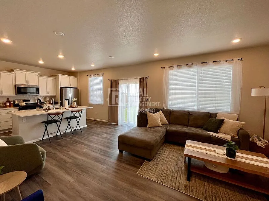 Modern Mountain View Home in Lorson Ranch — Photo 4