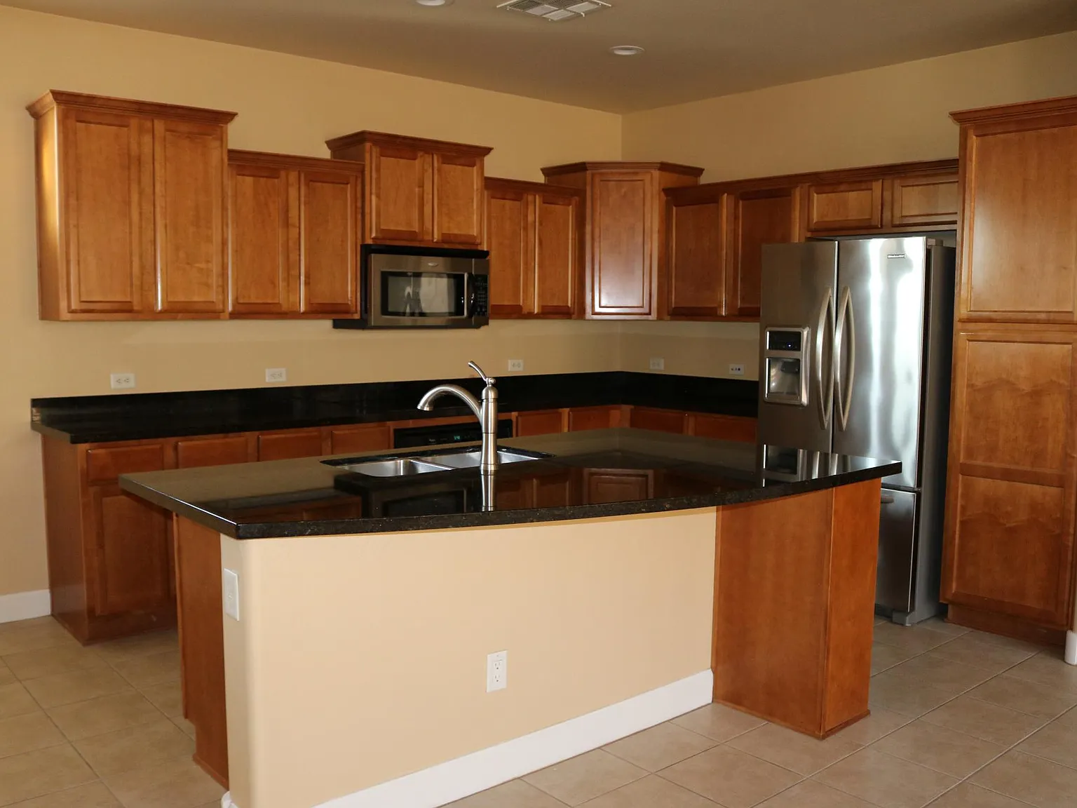 3 bed, 1733 sqft, $2,395 — Photo 2