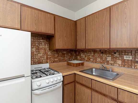 3rd image of 739 W Belmont Ave APT 203