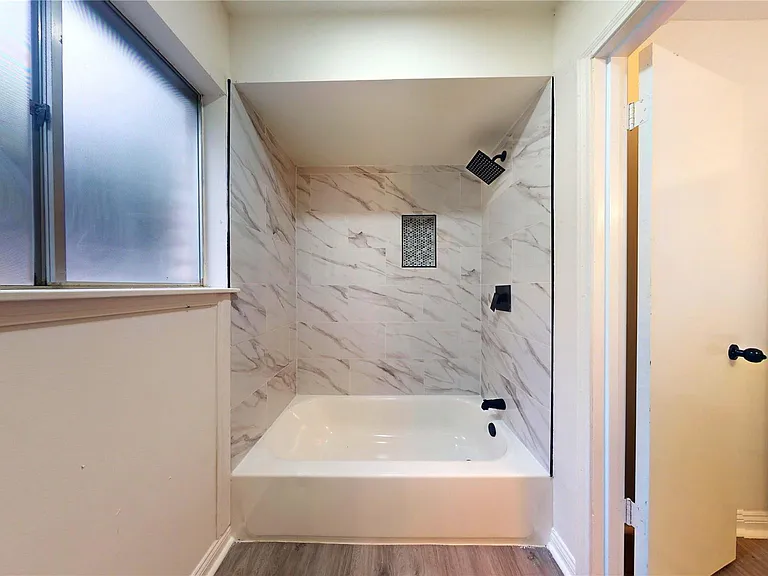 811 Devonport Ln — Photo 28