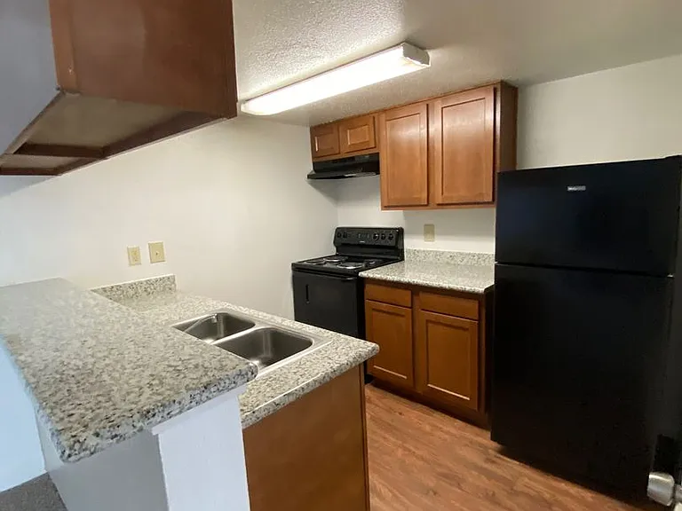 Emerald Cove Apartments — Photo 113