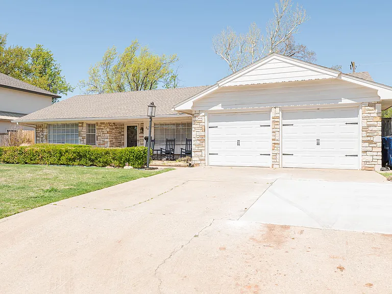 3013 Huntleigh Dr — Photo 2