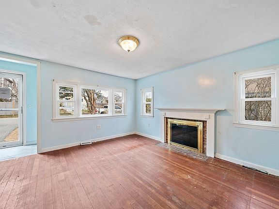 5th image of 93 Franklin St