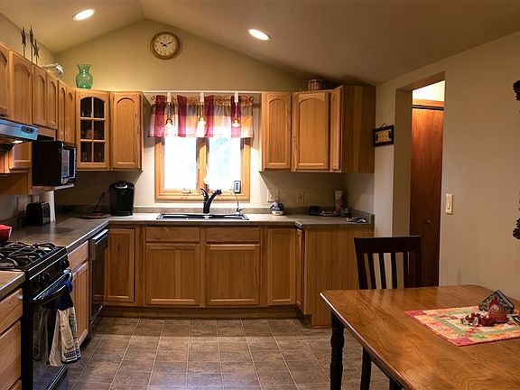 3rd image of 406 Blaine St