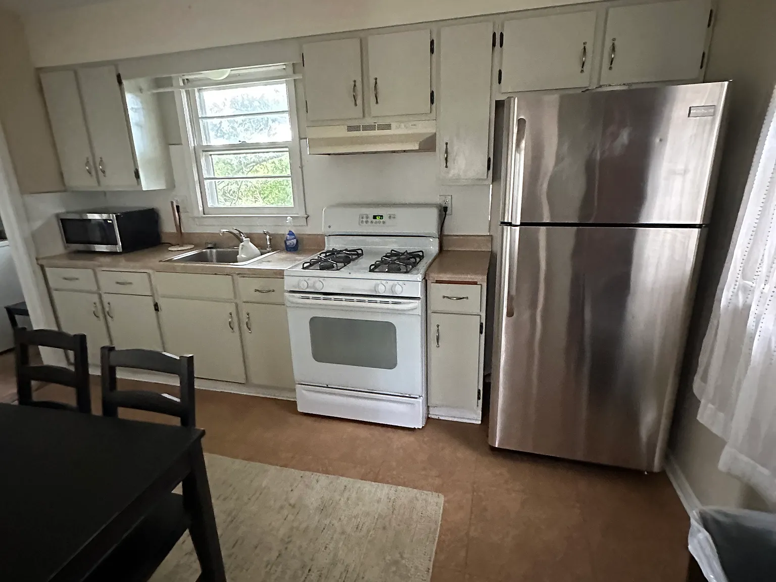 4 bed, 2100 sqft, $2,450 — Photo 2
