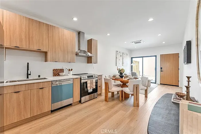 3 bed, 2.0 bath, 825 sqft, $3,700 — Photo 1