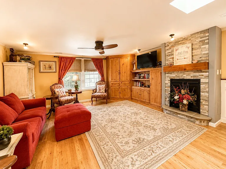 126 Center St — Photo 10