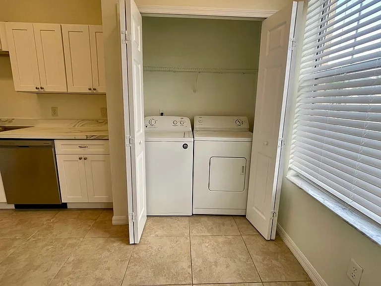 2481 Temple Grove Ln — Photo 2