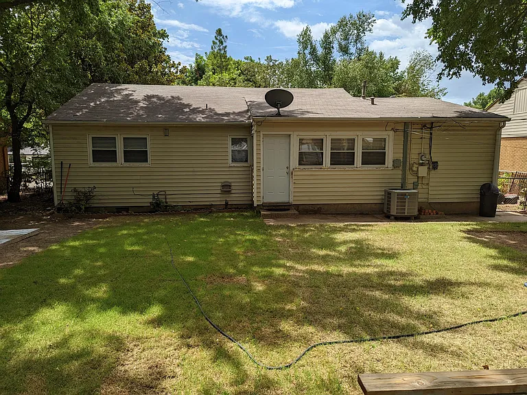 1027 W Apache St — Photo 22