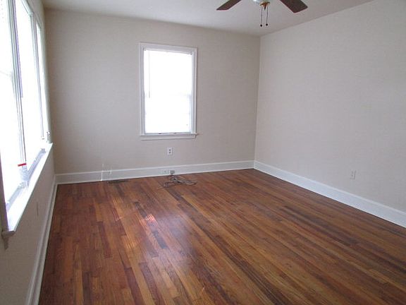 2nd image of 220 Charlotte St
