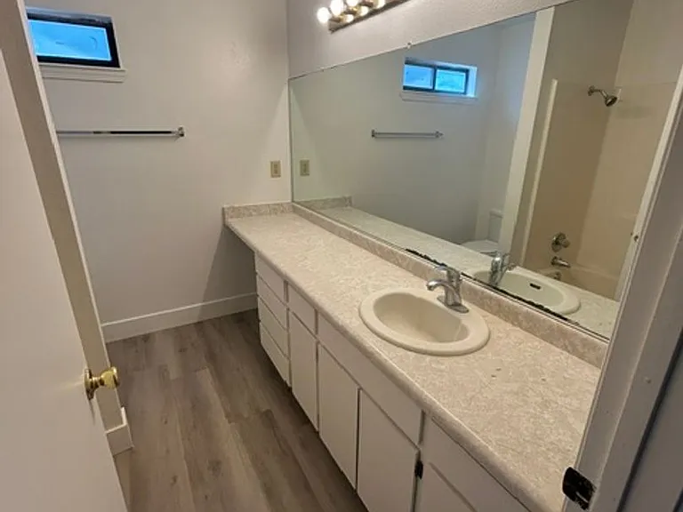 1136 W Damron Ave — Photo 10
