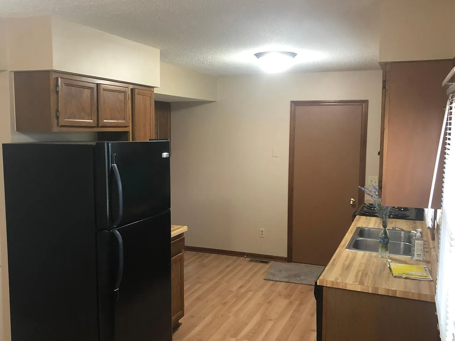 3 bed, 1.5 bath, 1060 sqft, $1,000 — Photo 4