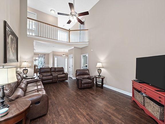 3rd image of 906 Glenraven Dr