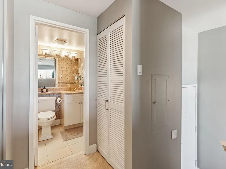 2429 Locust St #302 — Photo 28