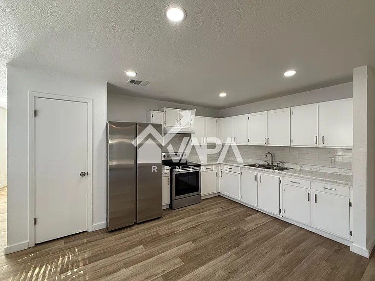 7106 Sunlit Trail Dr — Photo 3