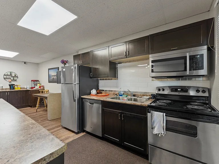 6600 Wyandotte St E — Photo 18