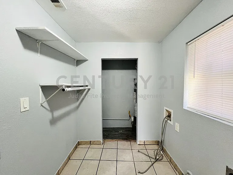 2621 E 12th St — Photo 10