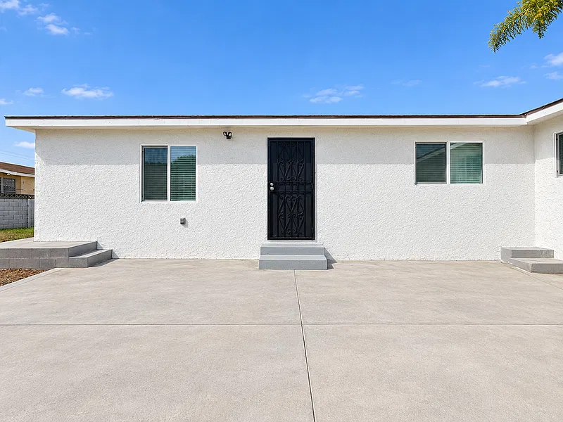3 bed, 2.0 bath, 902 sqft, $3,595 — Photo 1
