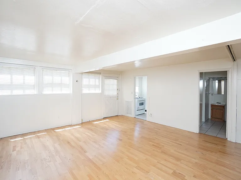 2545 Benvenue Ave — Photo 6