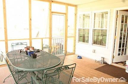 Playhouse/workshop in back
						:
						with electricity