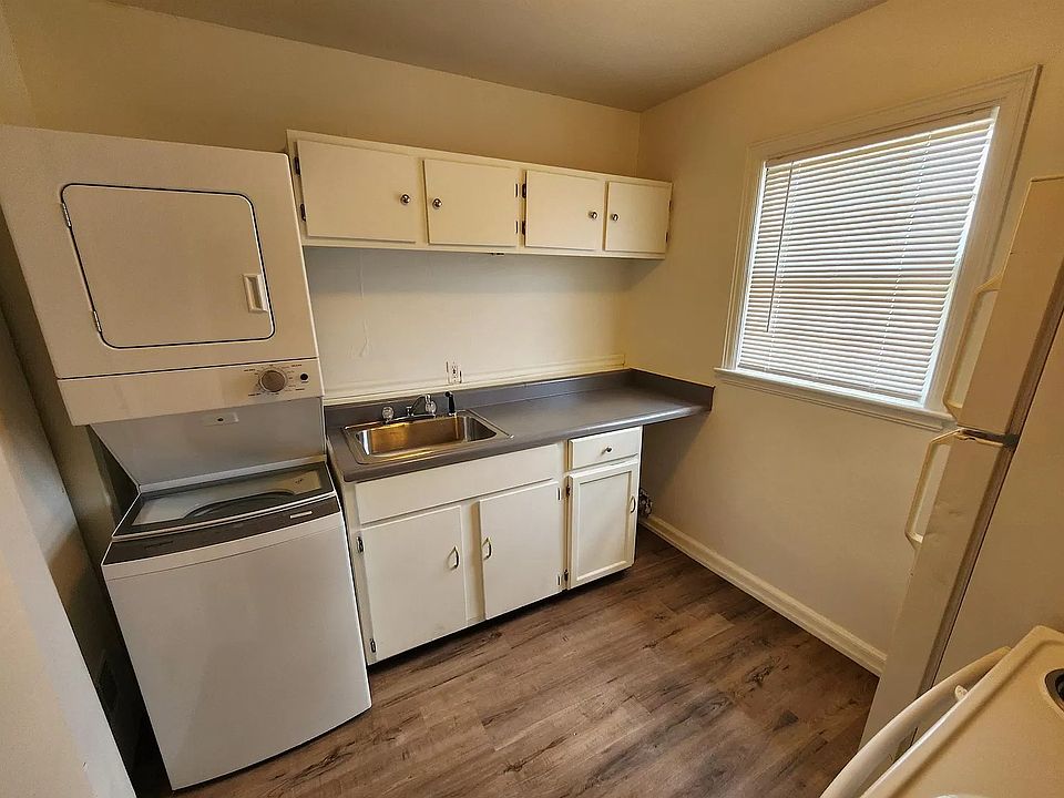 Kitchen
Washer/Dryer is furnished
