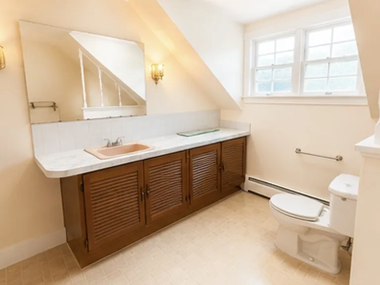 Upstairs full bathroom
