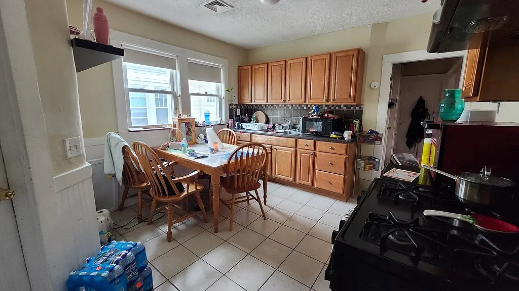 3 bed, 1100 sqft, $3,300 — Photo 4