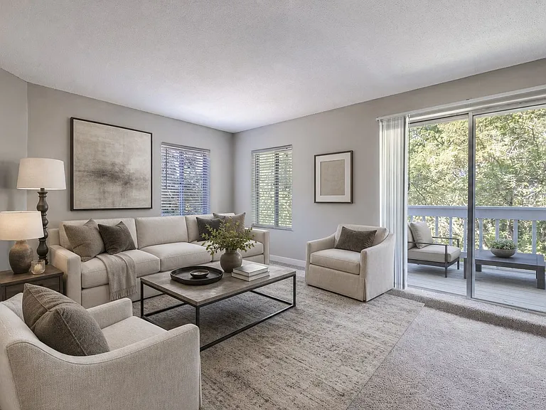 Royal Oaks Apartments — Photo 14