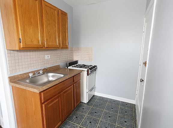 3rd image of 4606 N Beacon St APT 4C