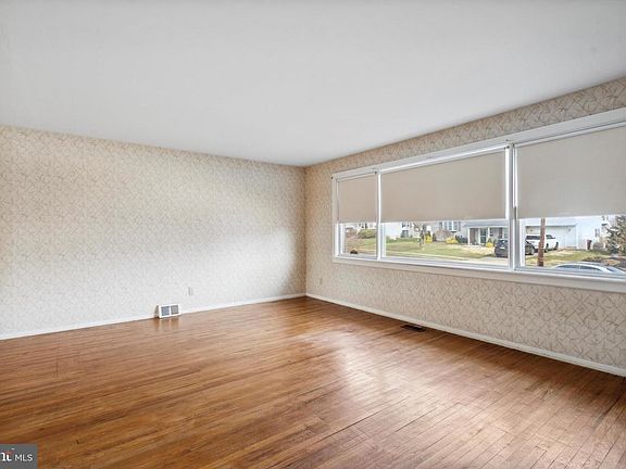 3rd image of 742 Cheryl Dr
