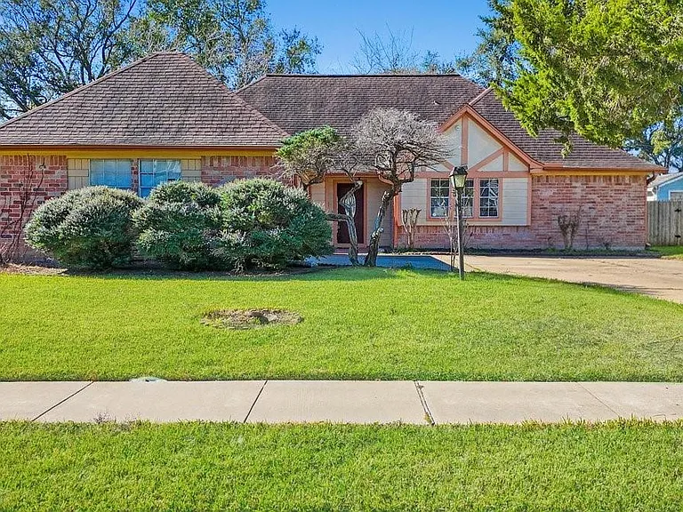 1006 Bolton Dr — Photo 1