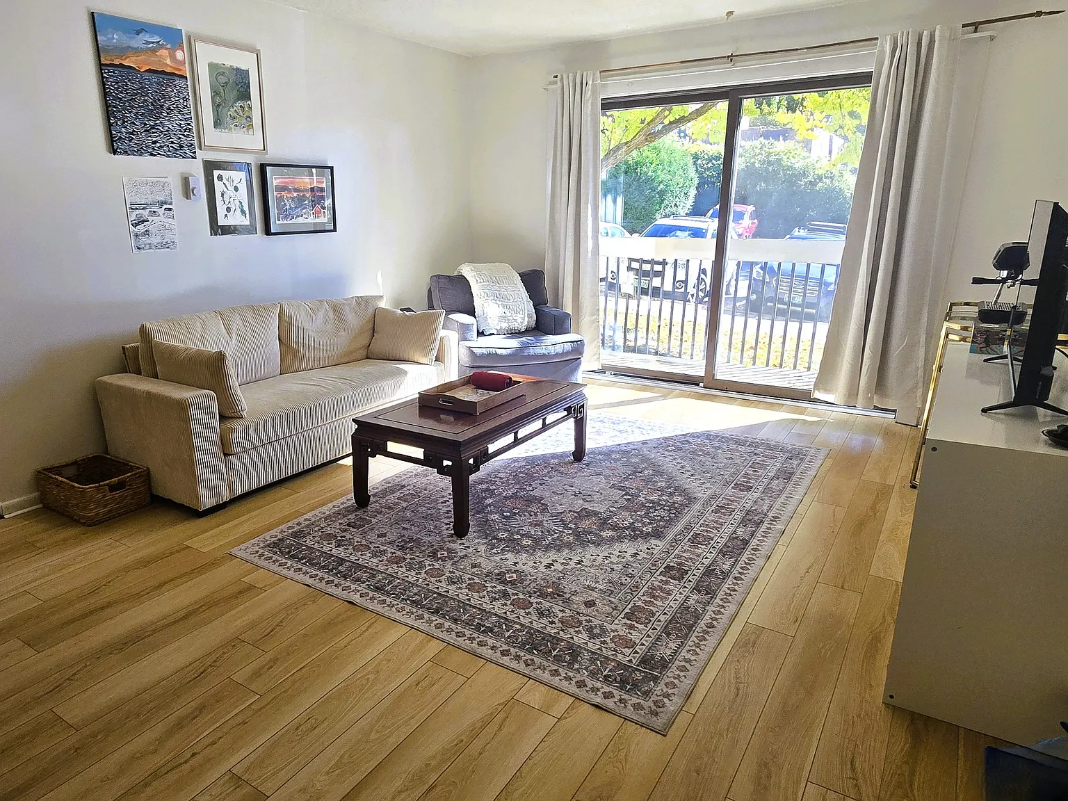 2 bed, 950 sqft, $2,325 — Photo 3
