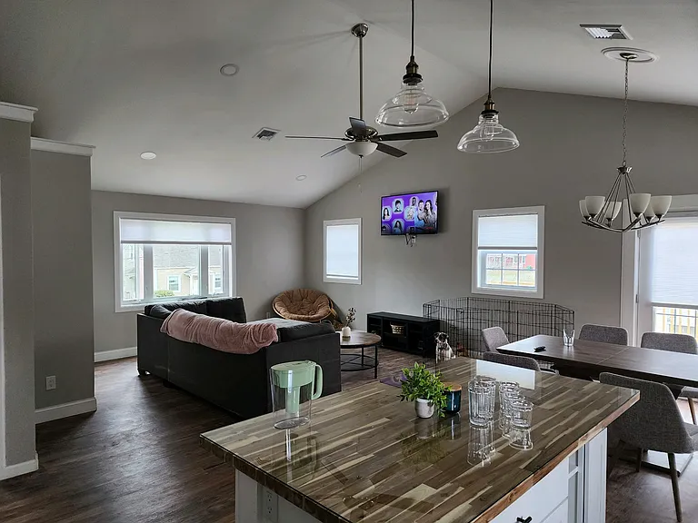 18 Maplewood Ave — Photo 1