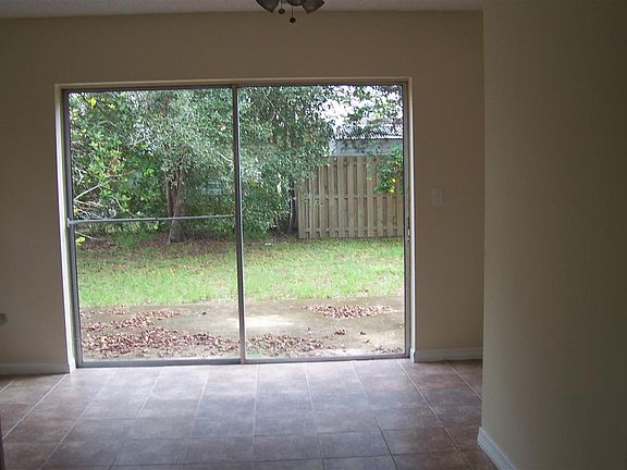 5th image of 393 Casuarina Cir