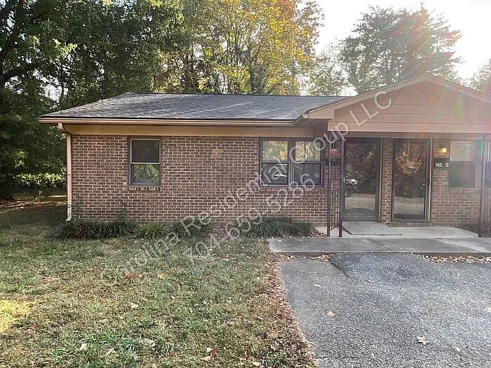 2 bed, 1.0 bath, 875 sqft, $950 — Photo 1