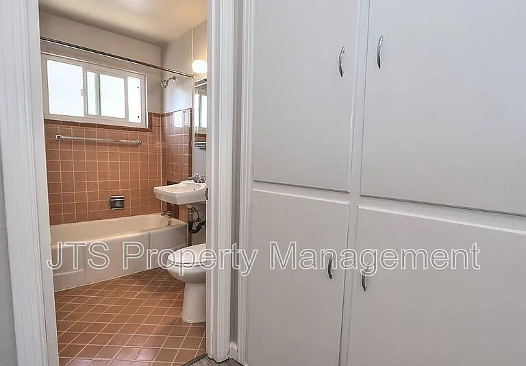 4439 V St #5 — Photo 35