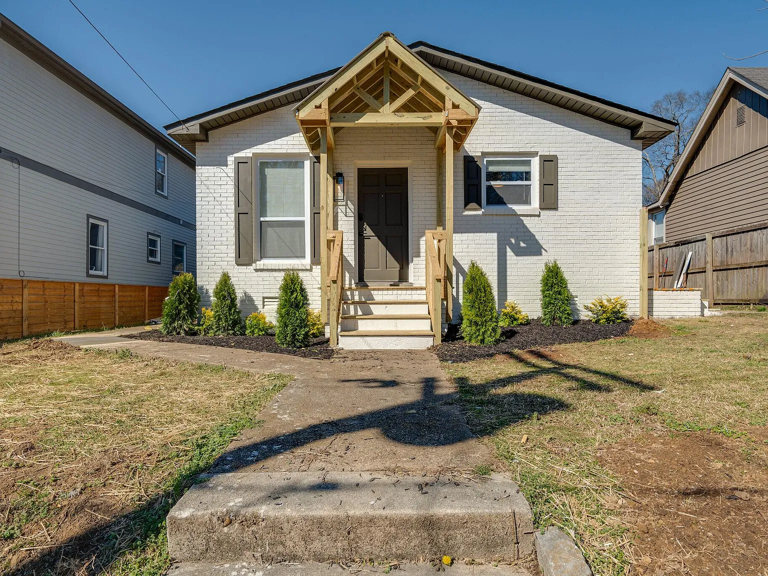 1214 Pennock Ave — Photo 1