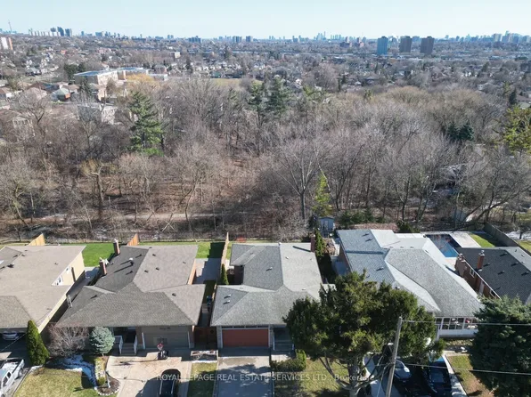 27 Peacham Cres, Toronto, ON M3M 1S2